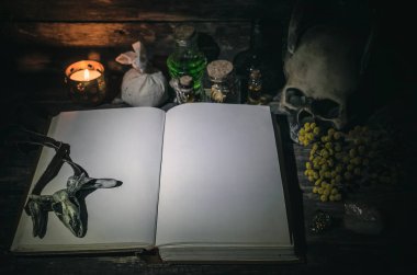 Sihirbaz tablo arka plan üzerine açık kitap boş sayfaları ile büyü. Büyü kitabı.