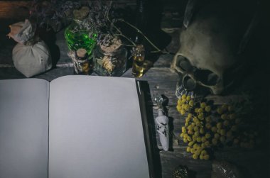 Sihirbaz tablo arka plan üzerine açık kitap boş sayfaları ile büyü. Büyü kitabı.