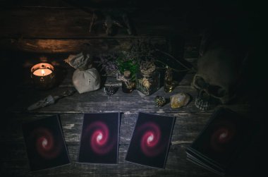 Fortune teller Resepsiyon Masa artalanını Tarot kartlar. Futune okuma kavramı. Kehanet.