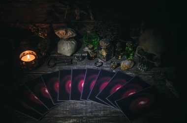 Fortune teller Resepsiyon Masa artalanını Tarot kartlar. Futune okuma kavramı. Kehanet.