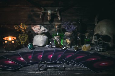Fortune teller Resepsiyon Masa artalanını Tarot kartlar. Futune okuma kavramı. Kehanet.