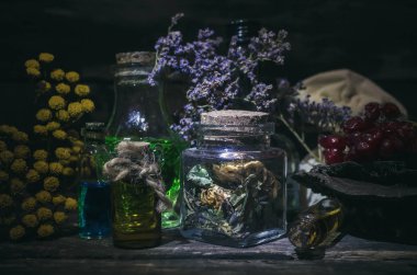 Sihirli iksir sihirli tablo arka plan üzerinde. Bitkisel Tıp kavramı arka plan.