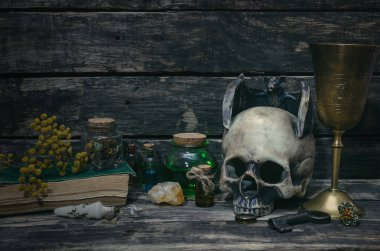 Sihirli iksir ve büyü kitapları sihirli tablo arka plan üzerinde. Büyücülük kavramı.