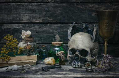 Sihirli iksir ve büyü kitapları sihirli tablo arka plan üzerinde. Büyücülük kavramı.