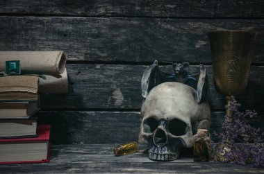 Sihirli iksir ve büyü kitapları sihirli tablo arka plan üzerinde. Büyücülük kavramı.