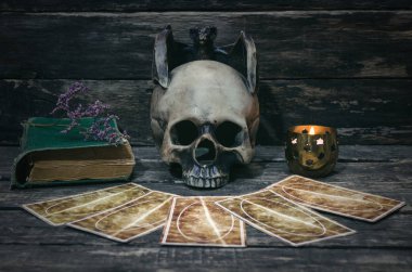 Fortune teller Resepsiyon Masa artalanını Tarot kartlar. Futune okuma kavramı. Kehanet.