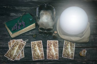 Tarot kartları ve kristal top fortune teller Resepsiyon Masa arka plan üzerinde. Futune okuma kavramı. Kehanet.