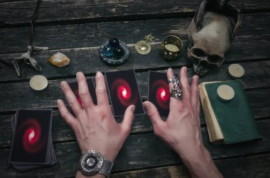 Fortune teller Resepsiyon Masa artalanını Tarot kartlar. Futune okuma kavramı. Kehanet.