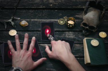 Fortune teller Resepsiyon Masa artalanını Tarot kartlar. Futune okuma kavramı. Kehanet.