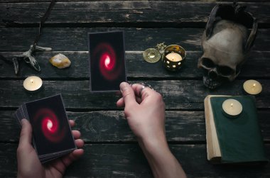 Fortune teller Resepsiyon Masa artalanını Tarot kartlar. Futune okuma kavramı. Kehanet.