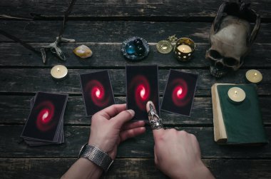 Fortune teller Resepsiyon Masa artalanını Tarot kartlar. Futune okuma kavramı. Kehanet.