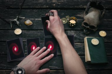 Fortune teller Resepsiyon Masa artalanını Tarot kartlar. Futune okuma kavramı. Kehanet.