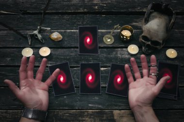 Fortune teller Resepsiyon Masa artalanını Tarot kartlar. Futune okuma kavramı. Kehanet.