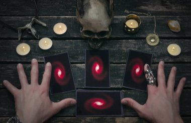 Fortune teller Resepsiyon Masa artalanını Tarot kartlar. Futune okuma kavramı. Kehanet.