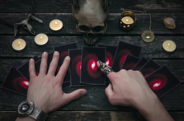 Fortune teller Resepsiyon Masa artalanını Tarot kartlar. Futune okuma kavramı. Kehanet.