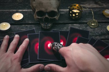 Fortune teller Resepsiyon Masa artalanını Tarot kartlar. Futune okuma kavramı. Kehanet.