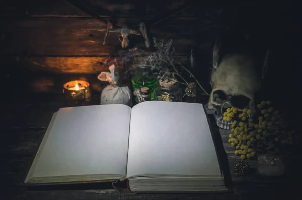 Offenes Buch Der Magie Mit Leeren Seiten Auf Magischem Tischhintergrund — Stockfoto