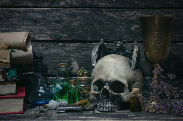 Sihirli iksir ve büyü kitapları sihirli tablo arka plan üzerinde. Büyücülük kavramı.