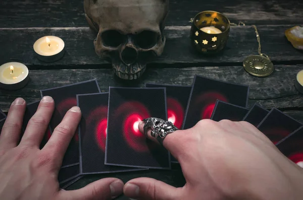 Fortune teller Resepsiyon Masa artalanını Tarot kartlar. Futune okuma kavramı. Kehanet.
