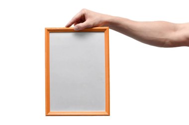 Erkek eli boş bir diploma veya sertifika çerçeve kenarlığı beyaz arka plan üzerinde izole kopya alanı ile gösterilen.