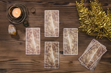 Fortune teller Resepsiyon Masa artalanını Tarot kartlar. Futune okuma kavramı. Kehanet.