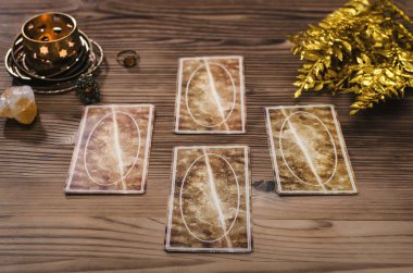 Fortune teller Resepsiyon Masa artalanını Tarot kartlar. Futune okuma kavramı. Kehanet.