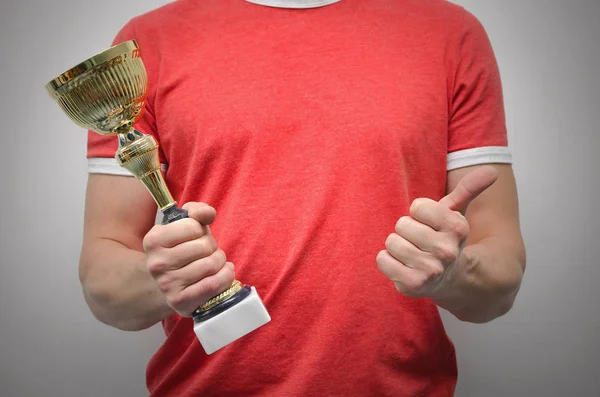 Людина Тримає Руках Ізольовані Сірий Фон Премії Золотий Трофей — стокове фото