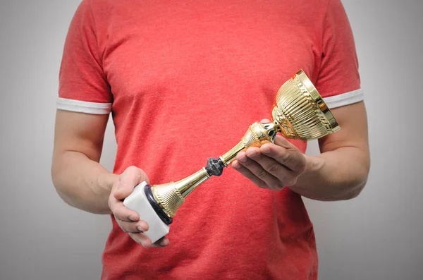 Homem Está Segurando Troféu Prêmio Ouro Nas Mãos Isoladas Fundo — Fotografia de Stock