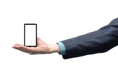 Beyaz arka plan üzerinde izole iş adamı elinde boş ekranlı cep telefonu.