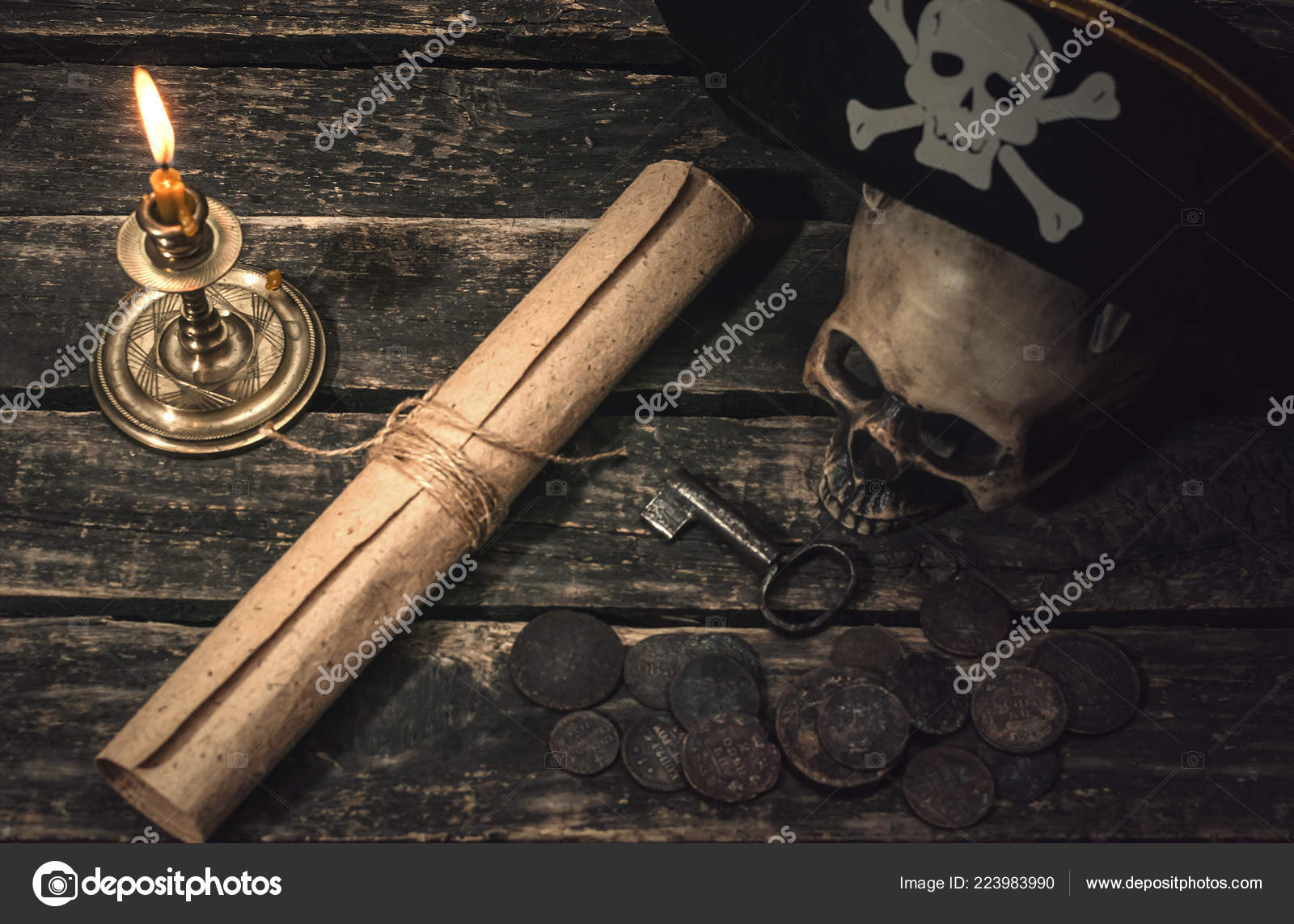 海盗藏宝地图卷轴海盗船长帽子人类头骨古币和燃烧的蜡烛寻宝概念背景——图库图片© ndefender #223983990