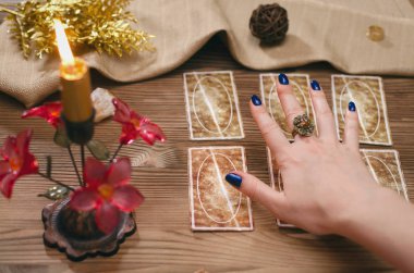 Tarot kartları ve falcı ahşap masa arka plan üzerinde eller.