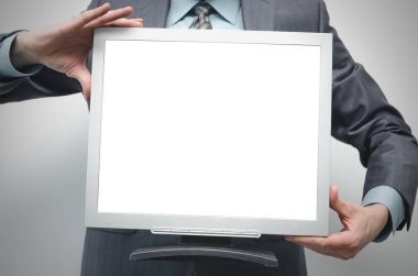 TV bilgisayar monitörü ile beyaz arka plan üzerinde izole iş adamı elinde boş perde.
