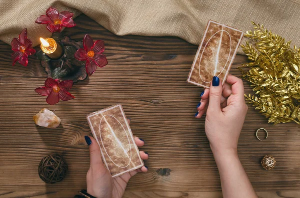 Tarot Kártyák Kezét Jósnő Fából Készült Asztal Háttér — Stock Fotó