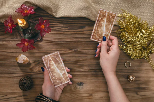 Tarot Kártyák Kezét Jósnő Fából Készült Asztal Háttér — Stock Fotó