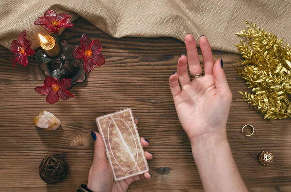 タロット カードと木製のテーブル背景での占い師の手 — ストック写真