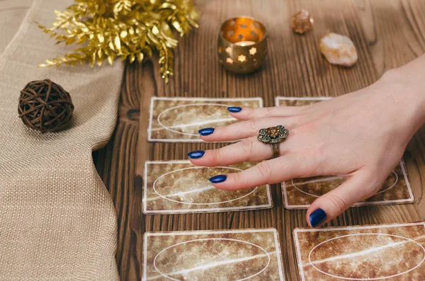 Tarot Kártyák Kezét Jósnő Fából Készült Asztal Háttér — Stock Fotó