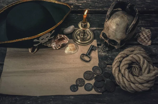 두개골 로프와 불타는 촛불이 사냥꾼 — 스톡 사진
