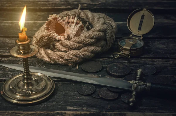 Tabela Capitão Pirata Com Moedas Tesouro Corda Amarração Punhal Bússola — Fotografia de Stock