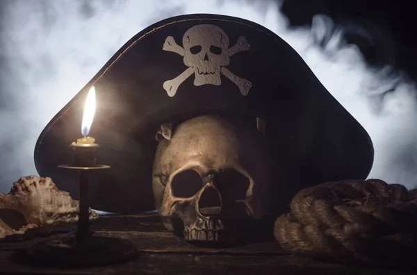 Människans Kranium Med Pirat Kapten Hatt Ovan Brinnande Ljus Seashell — Stockfoto