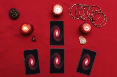 Kırmızı masa örtüsü falcı Tarot kartlarına arka plan masa. Futune okuma kavramı.