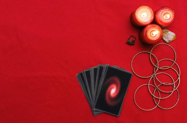Kırmızı masa örtüsü falcı Tarot kartlarına arka plan masa. Futune okuma kavramı.