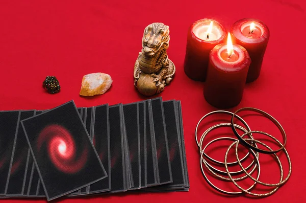 Tarjetas Del Tarot Paño Rojo Tabla Fondo Mesa Adivino Concepto —  Fotos de Stock