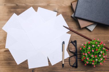 Boş sınav biletleri, yığın kitap, okul işaretçi, gözlük ve sınıfta okul masasında bir kalem. Eğitim arka plan. İş test etmek için zaman.