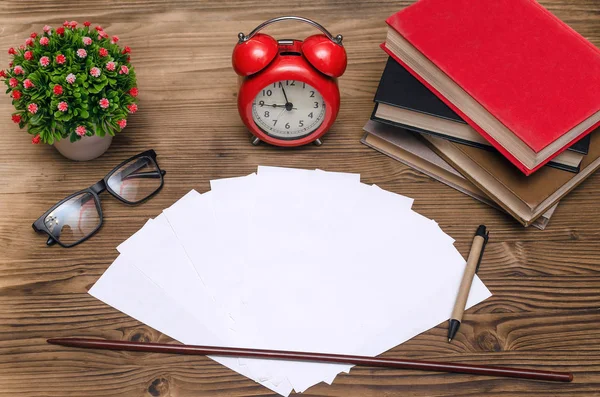 Bilhetes Exame Branco Livros Apontador Escola Óculos Despertador Vermelho Mesa — Fotografia de Stock