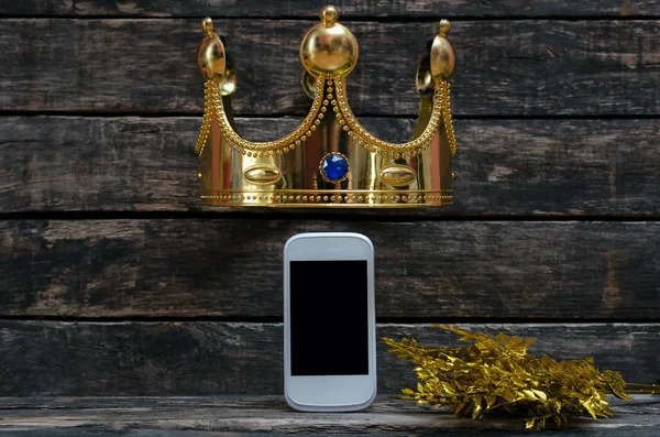 Handy Mit Leerem Bildschirm Und Goldener Krone Darüber Premium Vip — Stockfoto