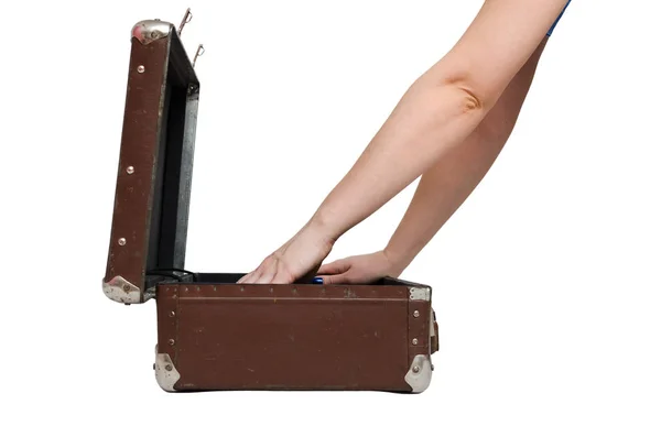 Retro Koffer Und Frauenhände Isoliert Auf Weißem Hintergrund — Stockfoto