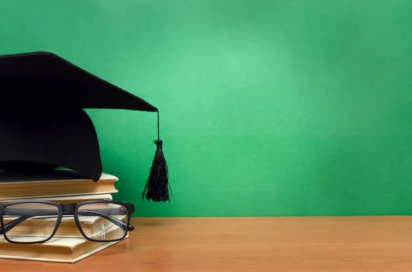 Pilha Livros Óculos Boné Formatura Fundo Conselho Escolar Verde Volta — Fotografia de Stock