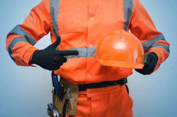 Construtor Trabalhador Construção Segurando Mão Chapéu Duro Está Mostrando Nele — Fotografia de Stock