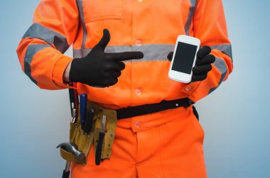 Oluşturucu çalışan bir boş ekran cep telefonu elinde tutuyor. Bir onarım adam kavramı için ara. Bize ulaşın.