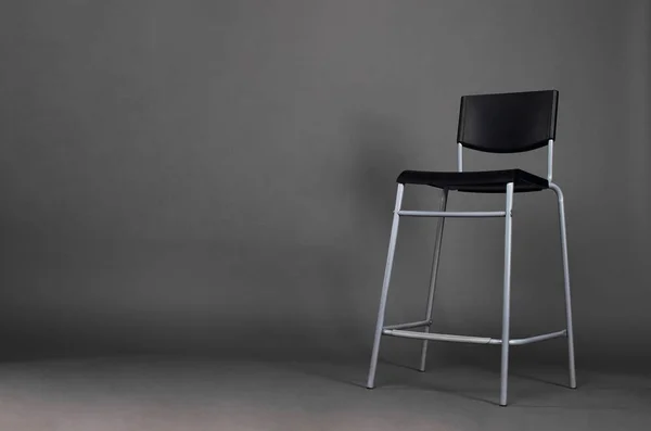 在灰色背景上隔离的黑色金属椅子 在工作室中有复制空间 — 图库照片